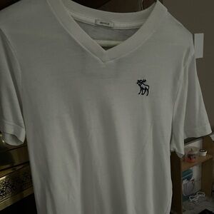 2 A&F Men's V-Neck solid White & solid Navy